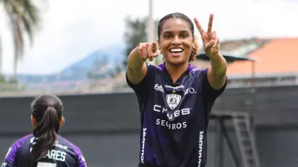 Meia Larissa em campo pelo Independiente del Valle