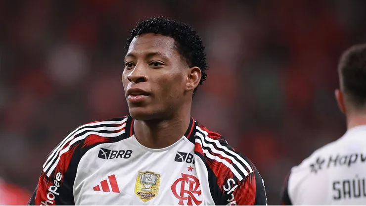 - Gonzalo Plata com a camisa branca do Flamengo