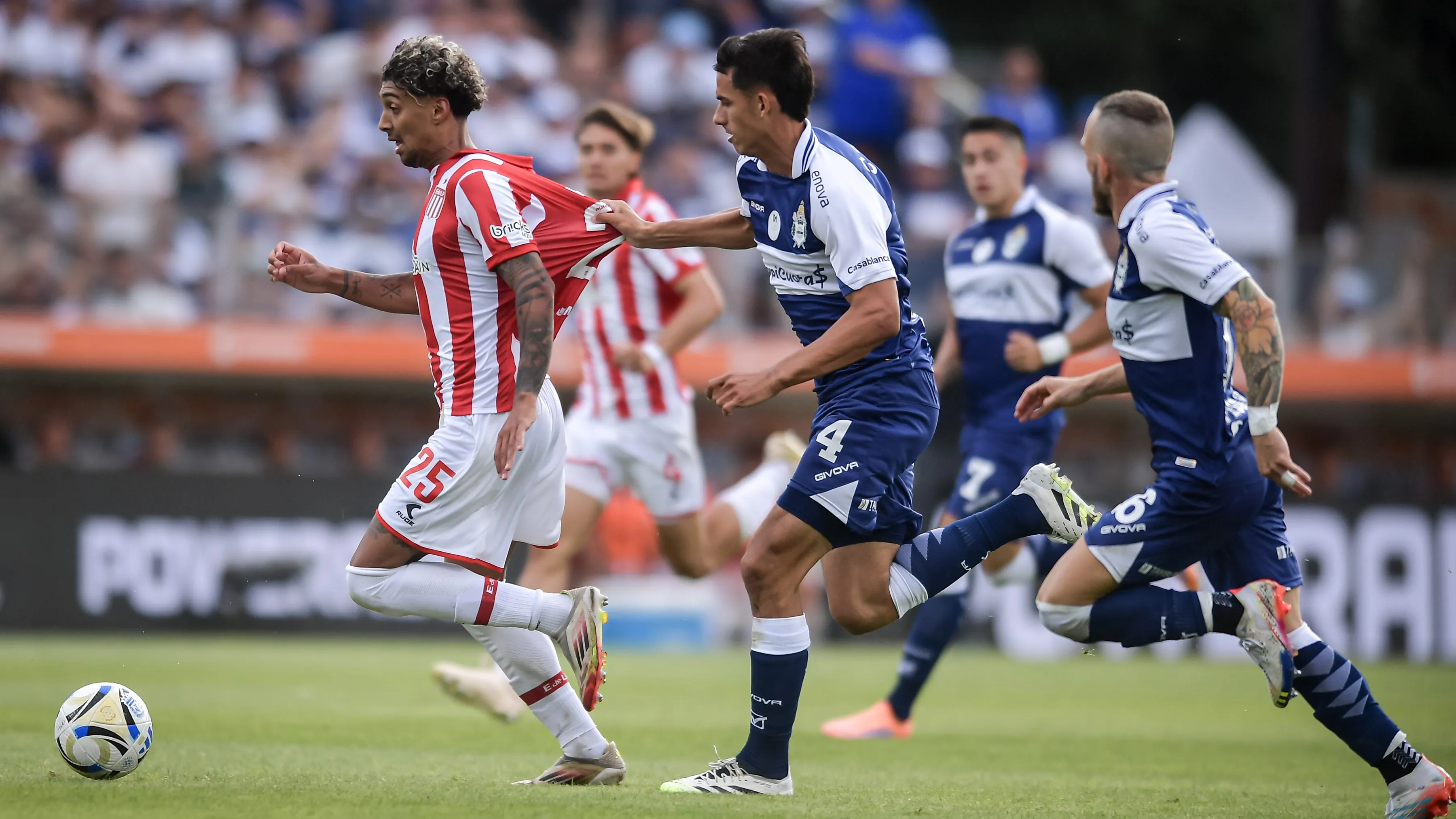 Cristian Medina pelo Estudiantes.  (Photo by Marcelo Endelli/Getty Images)