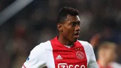 Mateo Cassierra em campo pelo Ajax.
