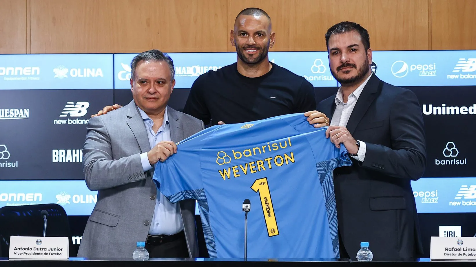 Weverton apresentado pelo Grêmio. FOTO: LUCAS UEBEL/GREMIO FBPA