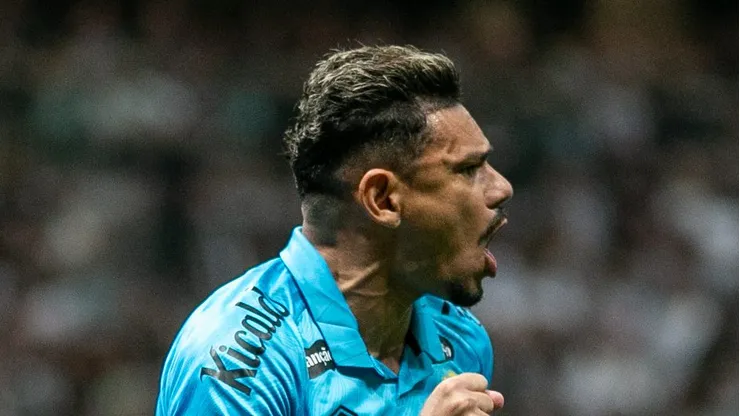 Tiquinho Soares comemorando gol contra o Galo.
