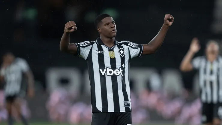 Kadir jogador do Botafogo comemora vitoria apos partida contra o Sport no estadio Engenhao pelo campeonato Brasileiro A 2025. Foto: Jorge Rodrigues/AGIF
