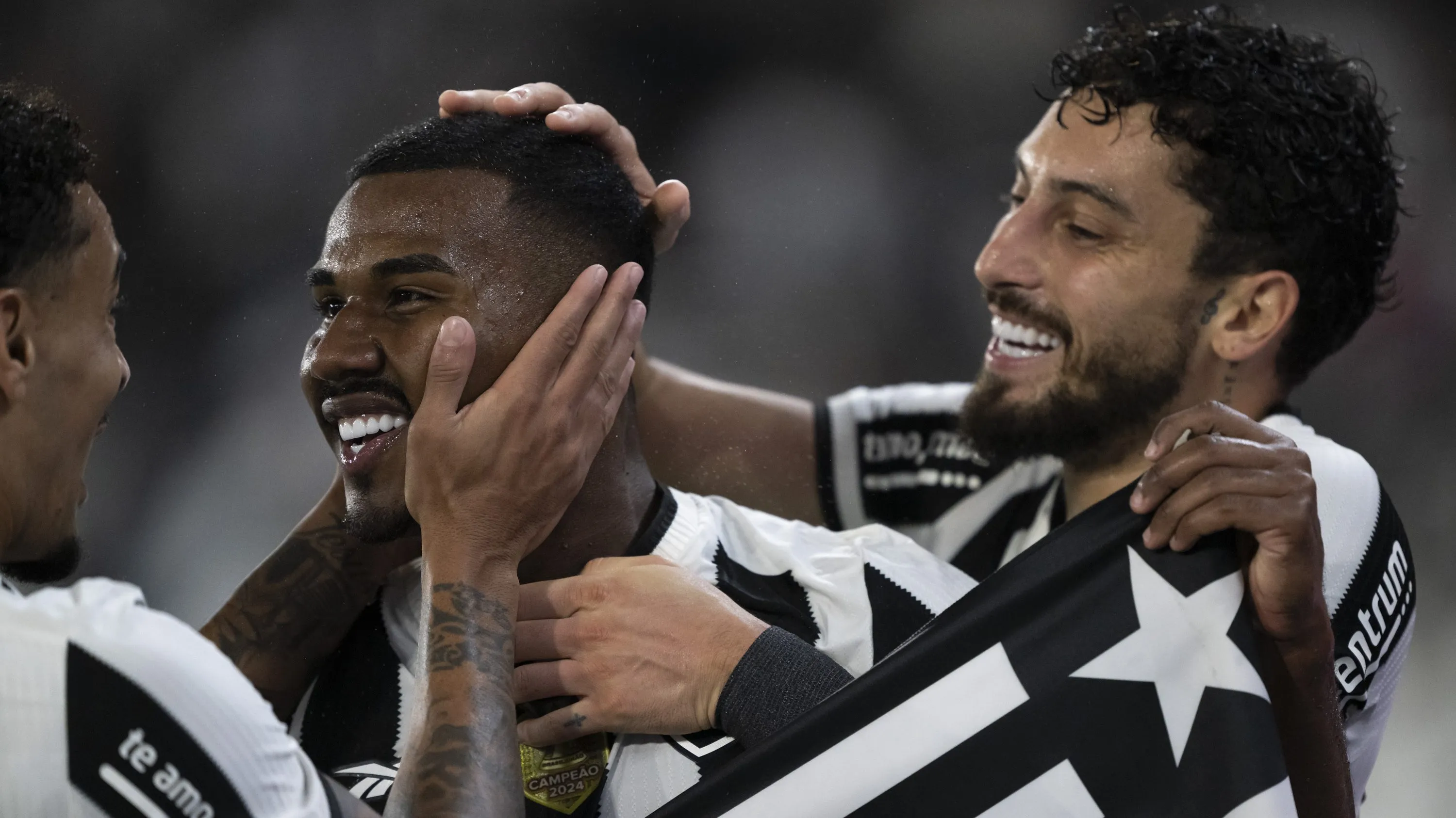 Cuiabano e Alex Telles. Foto: Jorge Rodrigues/AGIF