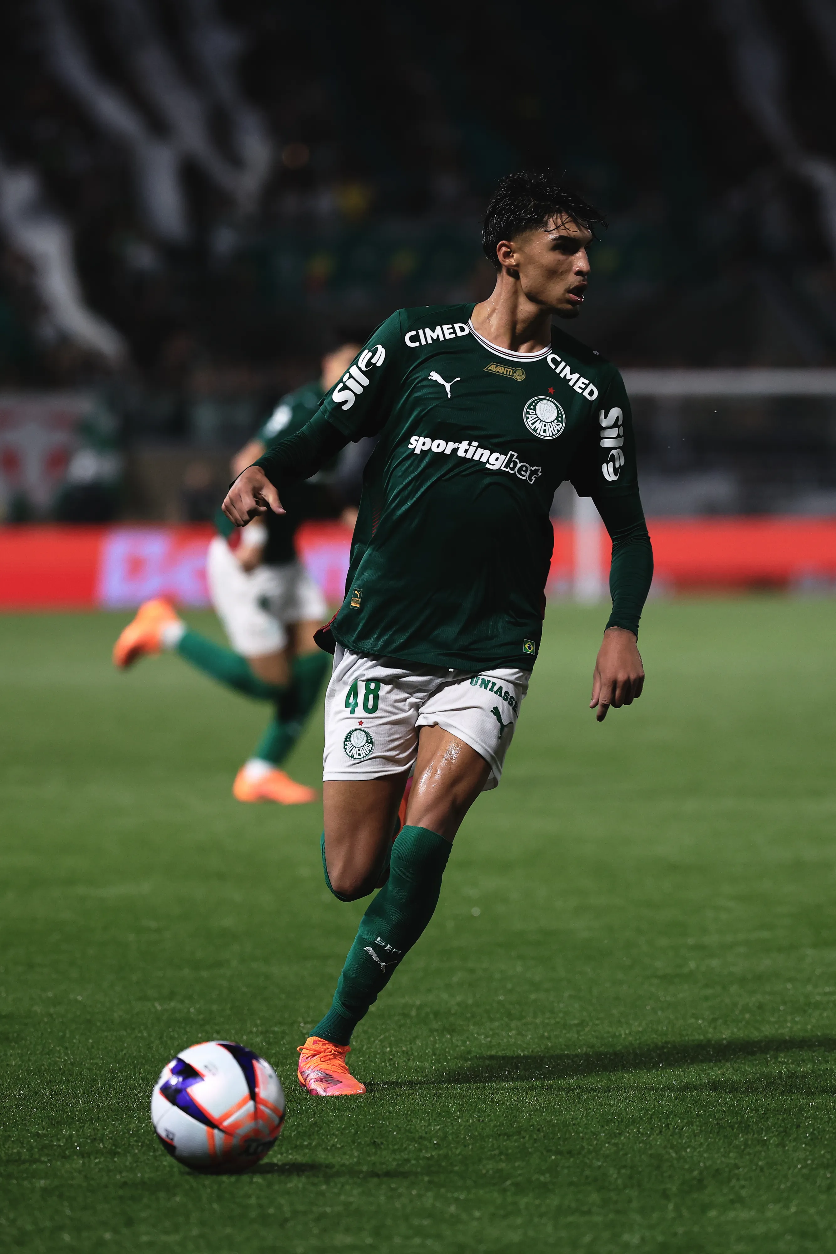 Jovem Larson também deve compor o setor de meio-campo do Palmeiras em Novo Horizonte – Foto: Ettore Chiereguini/AGIF