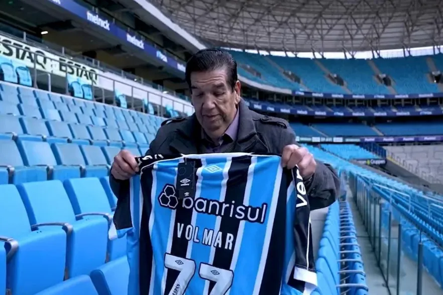 Volmar Santos foi homenageado pelo Grêmio – Foto: Reprodução/Grêmio TV