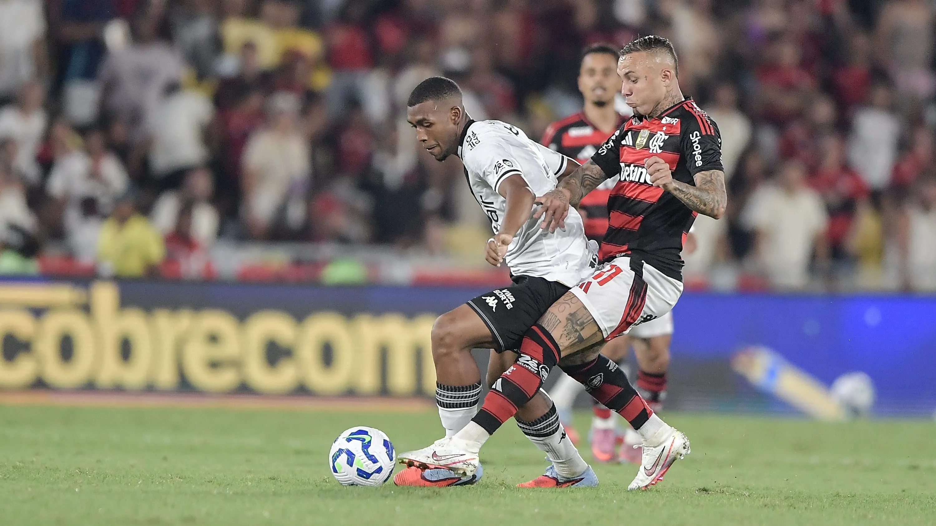 Everton jogador do Flamengo disputa lance com Rayan jogador do Vasco durante partida no estadio Maracana pelo campeonato Brasileiro A 2025. Foto: Thiago Ribeiro/AGIF