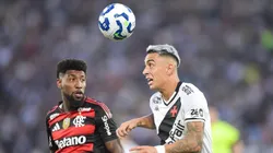 Emerson Royal jogador do Flamengo disputa lance com Puma Rodriguez jogador do Vasco durante partida no estadio Maracana pelo campeonato Brasileiro A 2025. Foto: Thiago Ribeiro/AGIF