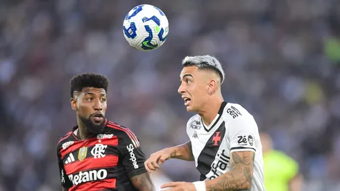 Emerson Royal jogador do Flamengo disputa lance com Puma Rodriguez jogador do Vasco durante partida no estadio Maracana pelo campeonato Brasileiro A 2025. Foto: Thiago Ribeiro/AGIF
