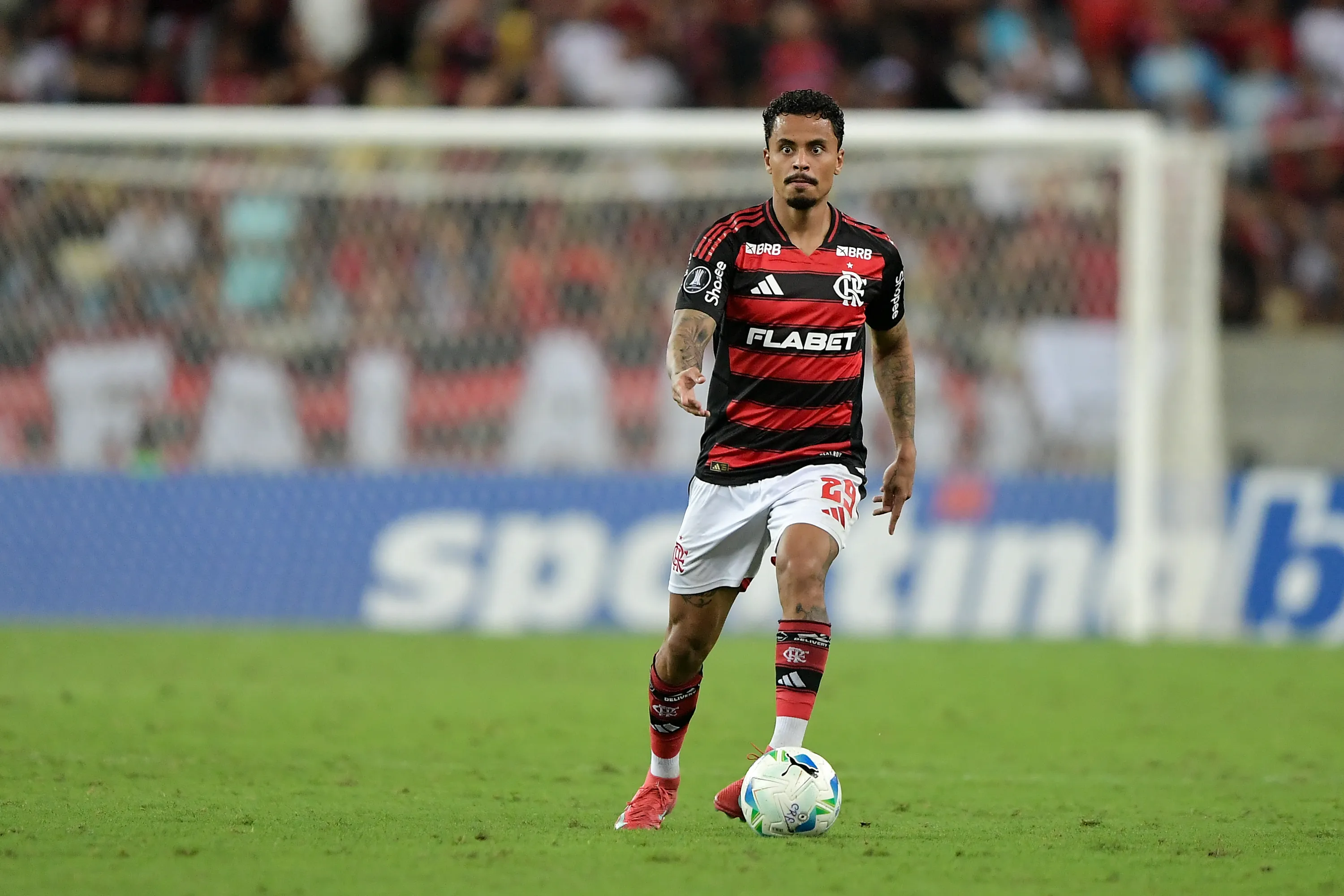 Allan tem futuro incerto no Flamengo para 2026. Foto: Thiago Ribeiro/AGIF