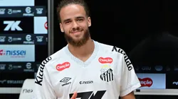 Atacante durante a apresentação no Santos FC