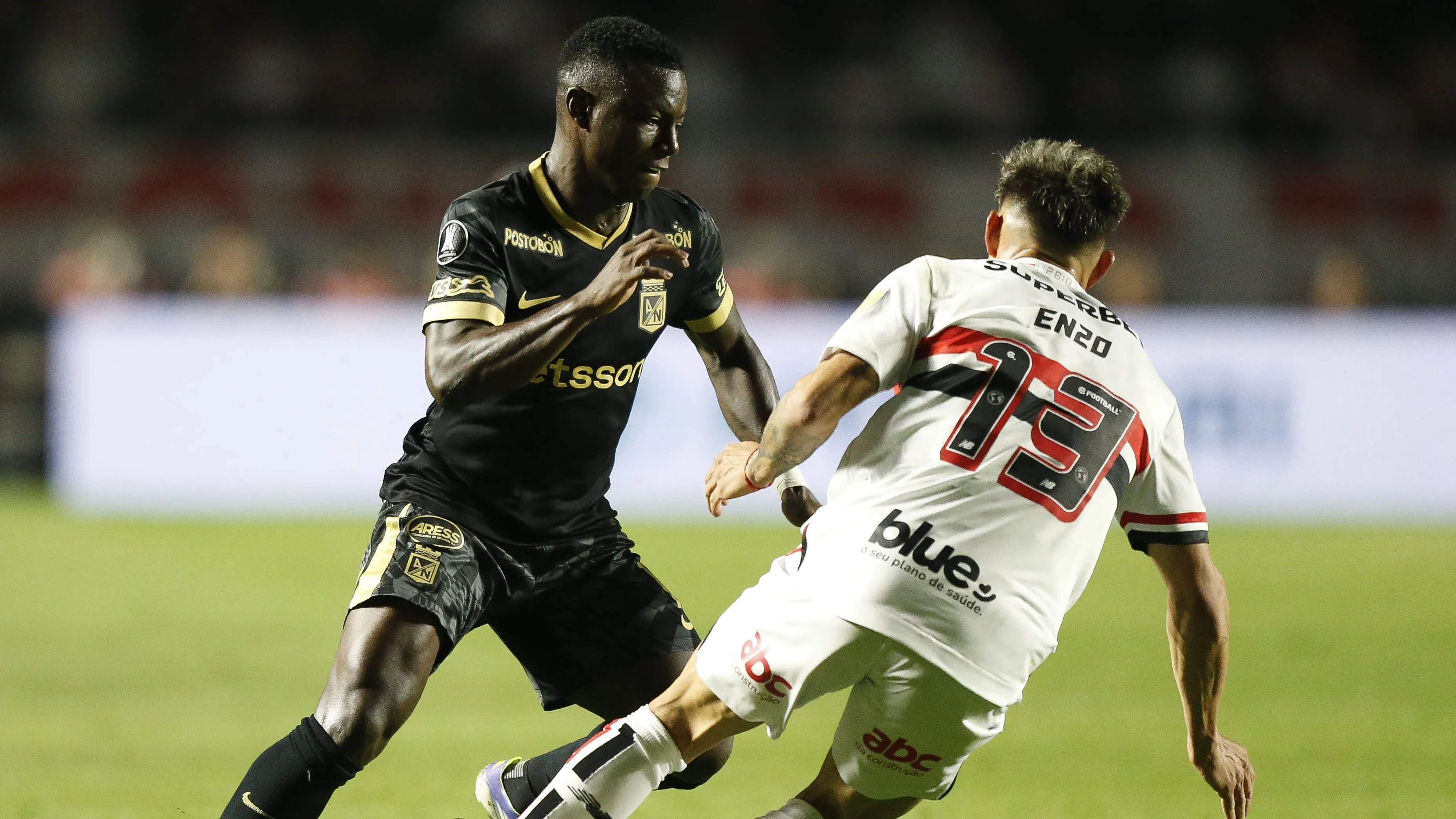 Hinestroza contra o São Paulo.  (Photo by Miguel Schincariol/Getty Images)