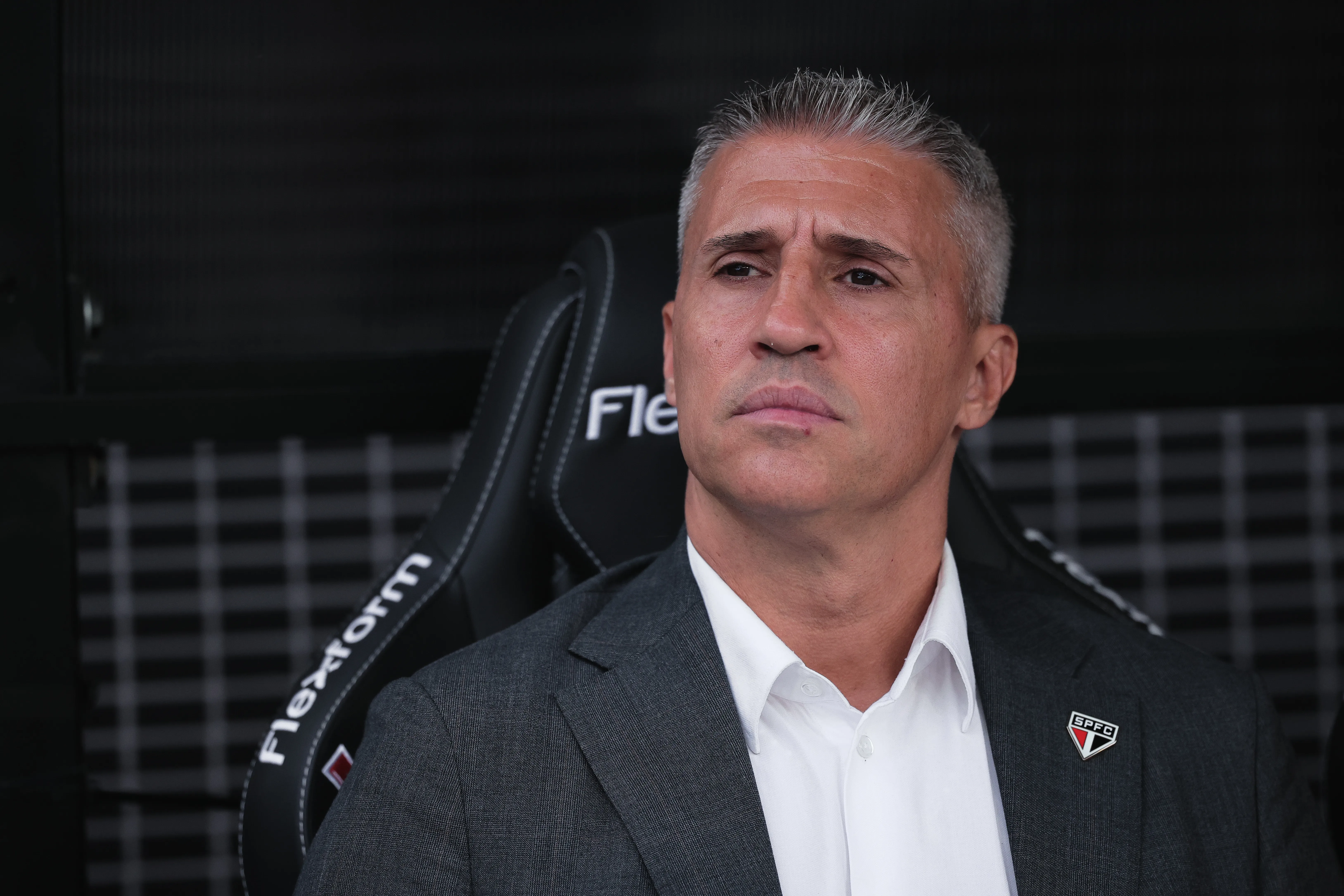 Crespo vem alterando a forma de jogo e abandonando a formação de três zagueiros.