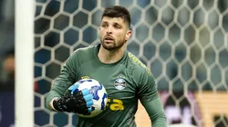 Tiago Volpi, goleiro do Grêmio em partida pelo campeonato brasileiro (Foto: Pedro H. Tesch/Getty Images)