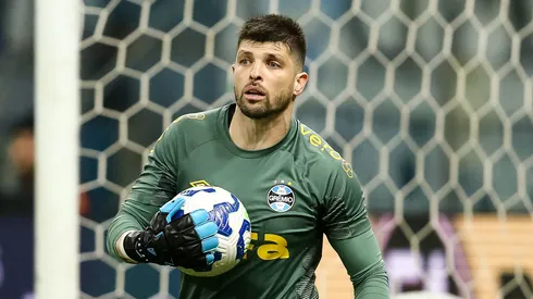 Tiago Volpi, goleiro do Grêmio em partida pelo campeonato brasileiro (Foto: Pedro H. Tesch/Getty Images)
