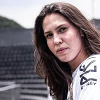 Zagueira Isa Cardoso deixa o Nacional para assinar com Santos