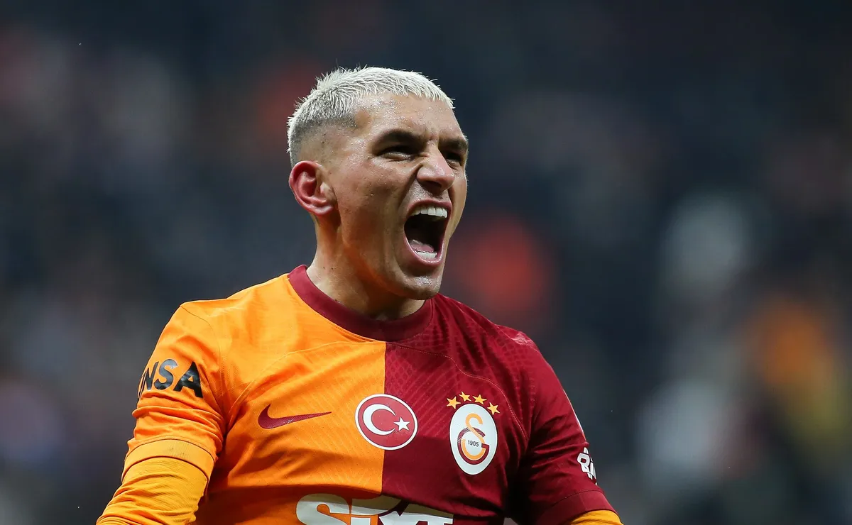 Torreira, ex-Arsenal, reage à sondagem do Palmeiras para ser o novo 