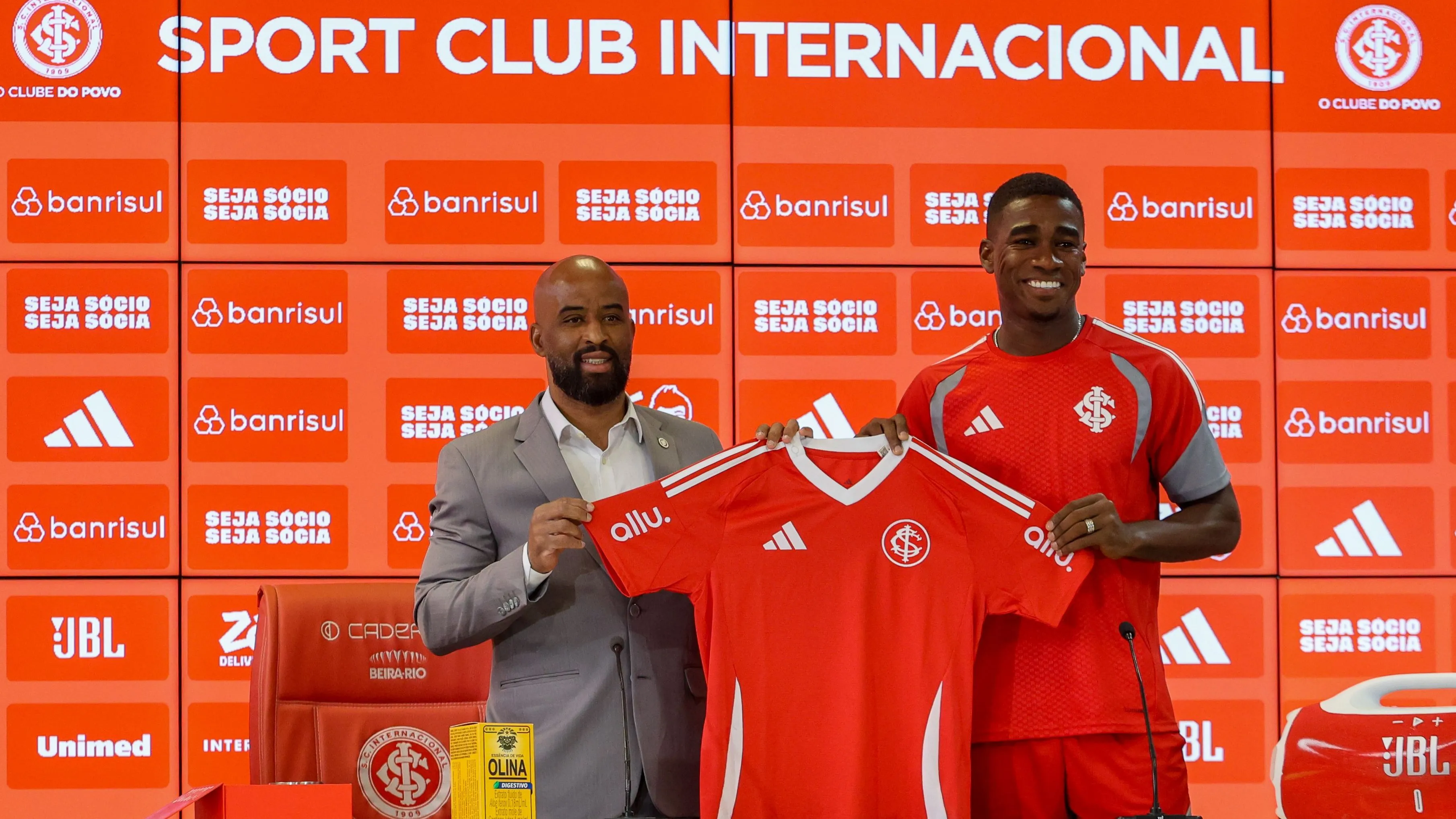 Félix Torres recebe o Manto Colorado das mãos do diretor-executivo, Fabinho Soldado – Foto:  Ricardo Duarte/Internacional