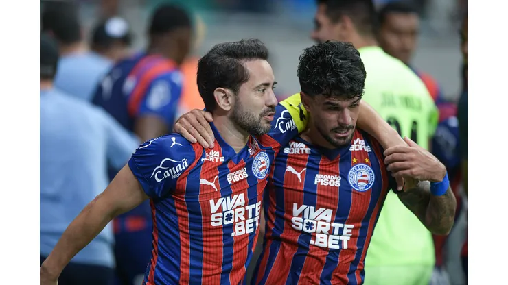 BA - SALVADOR - 02/11/2025 - BRASILEIRO A 2025, BAHIA X BRAGANTINO - Everton Ribeiro jogador do Bahia comemora gol com Cauly jogador da sua equipe durante partida contra o Bragantino no estadio Arena Fonte Nova pelo campeonato Brasileiro A 2025. Foto: Jhony Pinho/AGIF
