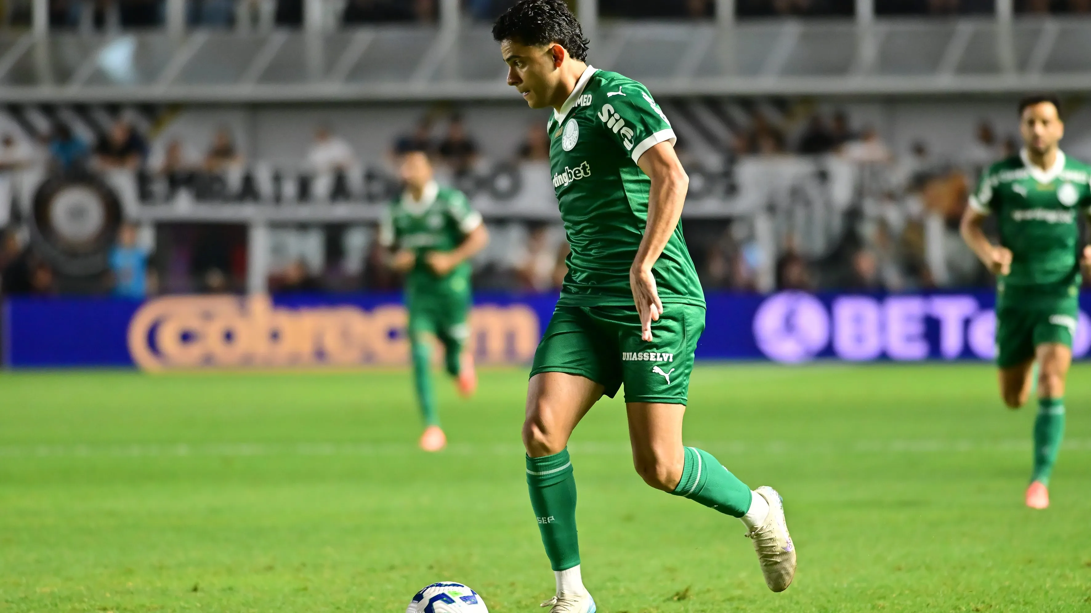 SP – SANTOS – 15/11/2025 – BRASILEIRO A 2025, SANTOS X PALMEIRAS – Bruno Rodrigues jogador do Palmeiras durante partida contra o Santos no estadio Vila Belmiro pelo campeonato Brasileiro A 2025.   Foto: Jota Erre/AGIF