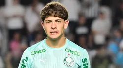 SP - SANTOS - 15/11/2025 - BRASILEIRO A 2025, SANTOS X PALMEIRAS - Giay jogador do Palmeiras durante aquecimento antes da partida contra o Santos no estadio Vila Belmiro pelo campeonato Brasileiro A 2025. Foto: Jota Erre/AGIF