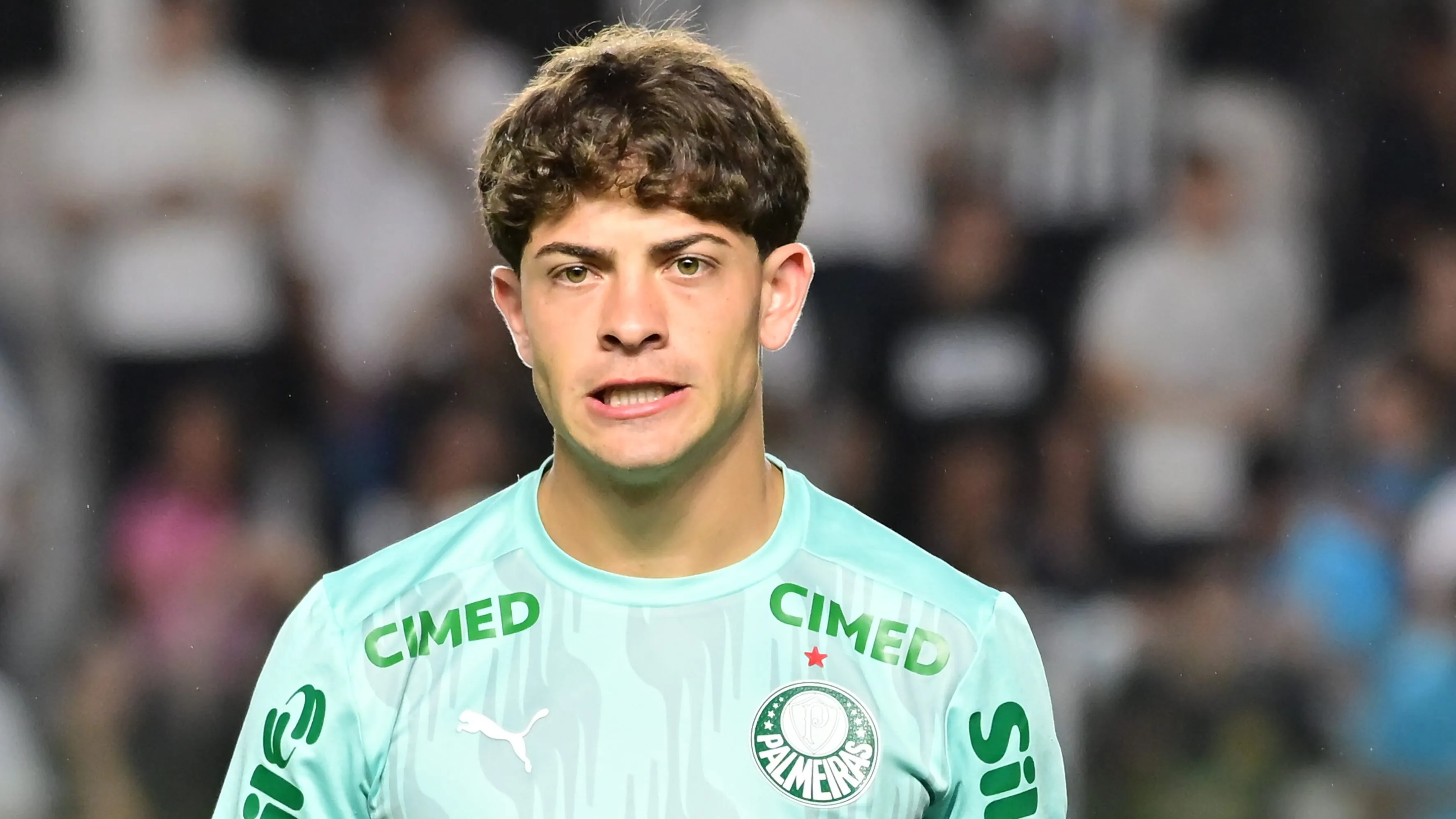 Giay, jogador do Palmeiras, durante aquecimento antes da partida contra o Santos no estadio Vila Belmiro pelo campeonato Brasileiro A 2025. Foto: Jota Erre/AGIF