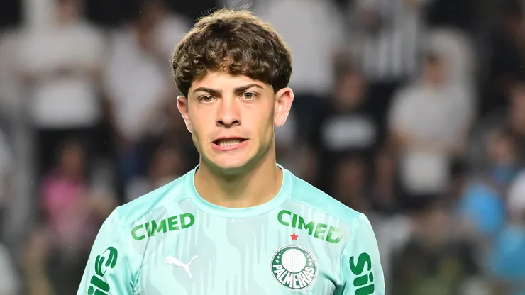 SP - SANTOS - 15/11/2025 - BRASILEIRO A 2025, SANTOS X PALMEIRAS - Giay jogador do Palmeiras durante aquecimento antes da partida contra o Santos no estadio Vila Belmiro pelo campeonato Brasileiro A 2025. Foto: Jota Erre/AGIF