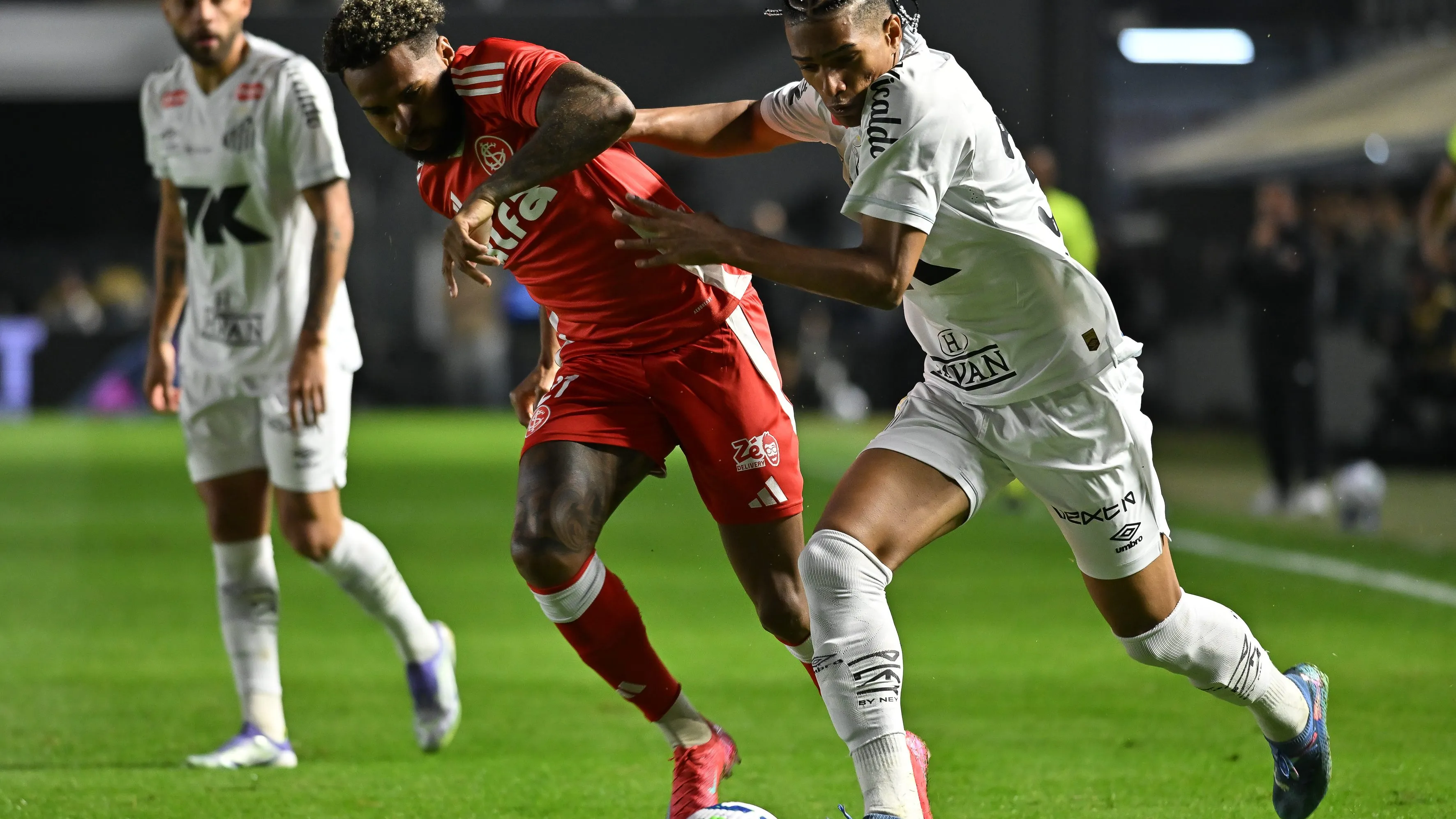 SP – SANTOS – 23/07/2025 – BRASILEIRO A 2025, SANTOS X INTERNACIONAL – Souza jogador do Santos disputa lance com Wesley jogador do Internacional durante partida no estadio Vila Belmiro pelo campeonato Brasileiro A 2025. Foto: Jota Erre/AGIF