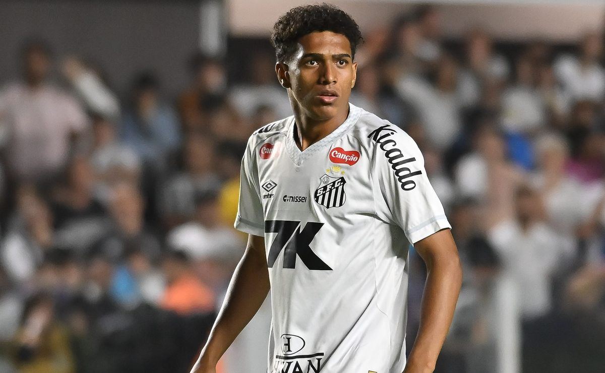 Santos define destino de dinheiro da venda de Souza como crucial para pagar salários em dia