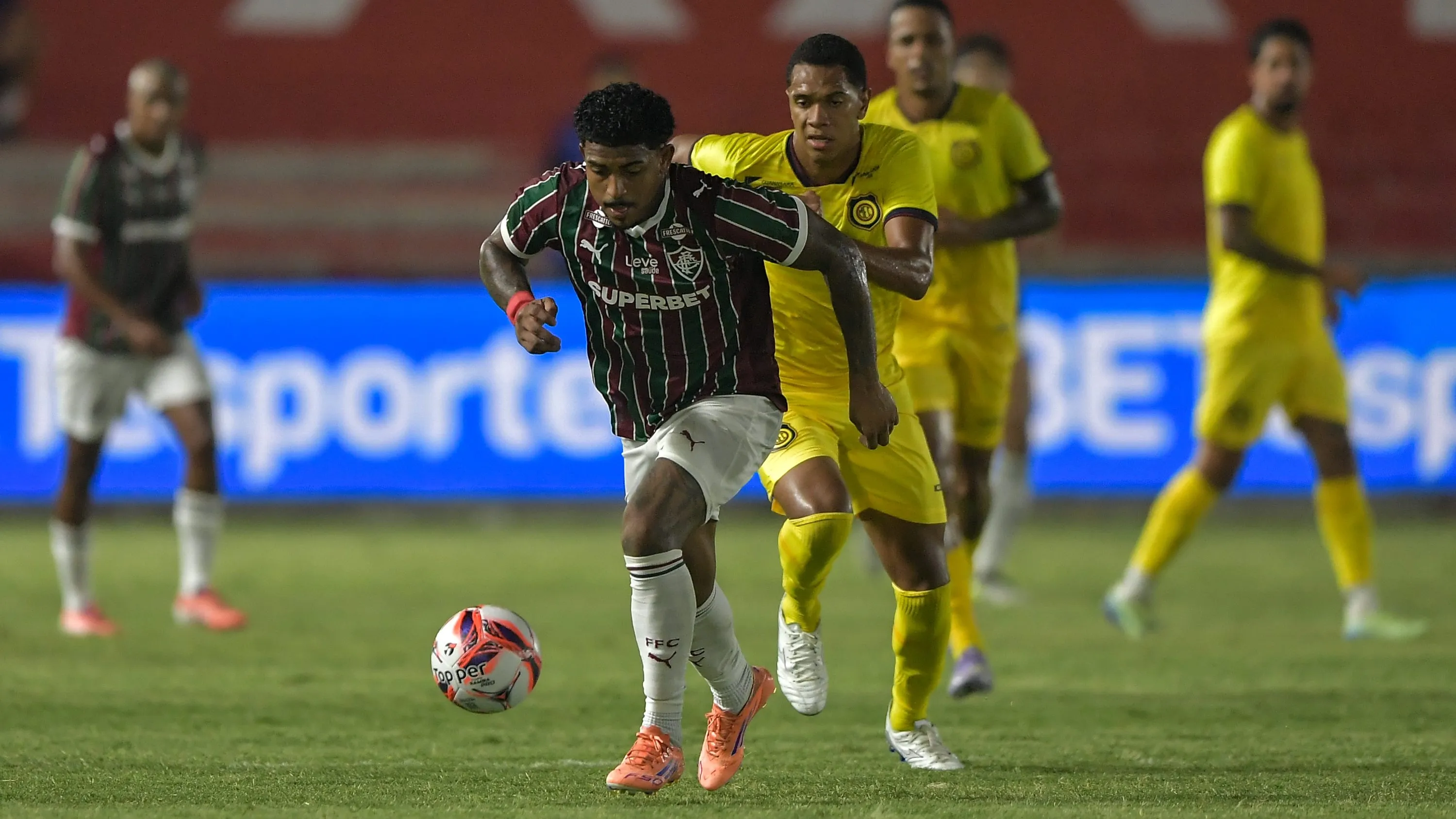 John Kennedy em ação pelo Flu – Foto: Thiago Ribeiro/AGIF