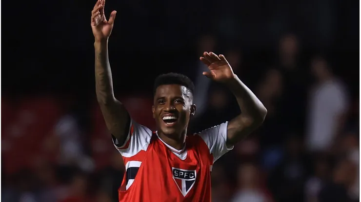 SP - SAO PAULO - 20/04/2025 - BRASILEIRO A 2025, SAO PAULO X SANTOS - Marcos Antonio jogador do Sao Paulo comemora vitoria ao final da partida contra o Santos no estadio Morumbi pelo campeonato Brasileiro A 2025. Foto: Marcello Zambrana/AGIF