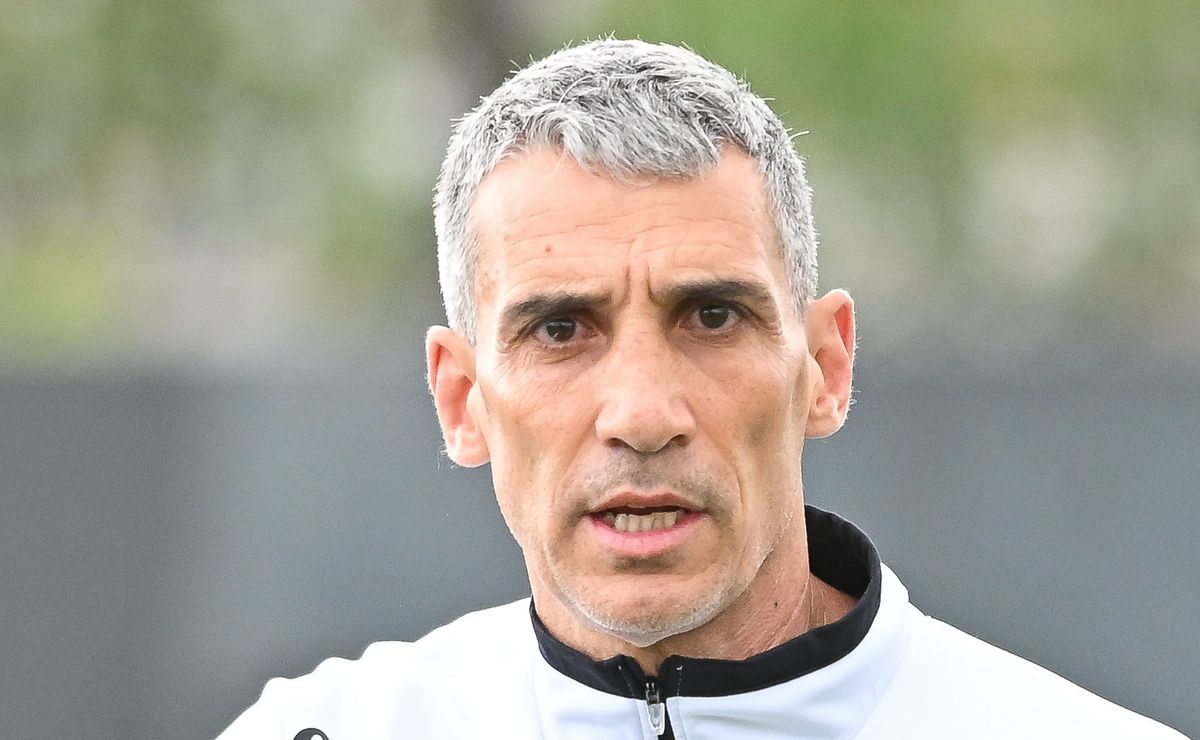 Vojvoda vê pressão aumentar no Santos e Mattos banca permanência do técnico até o fim do ano