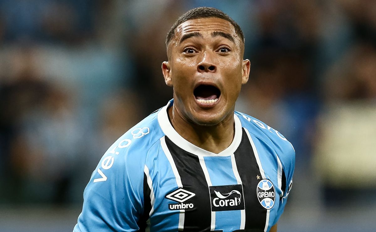 Grêmio não perde mais tempo e abre conversas para renovar contrato de Carlos Vinícius