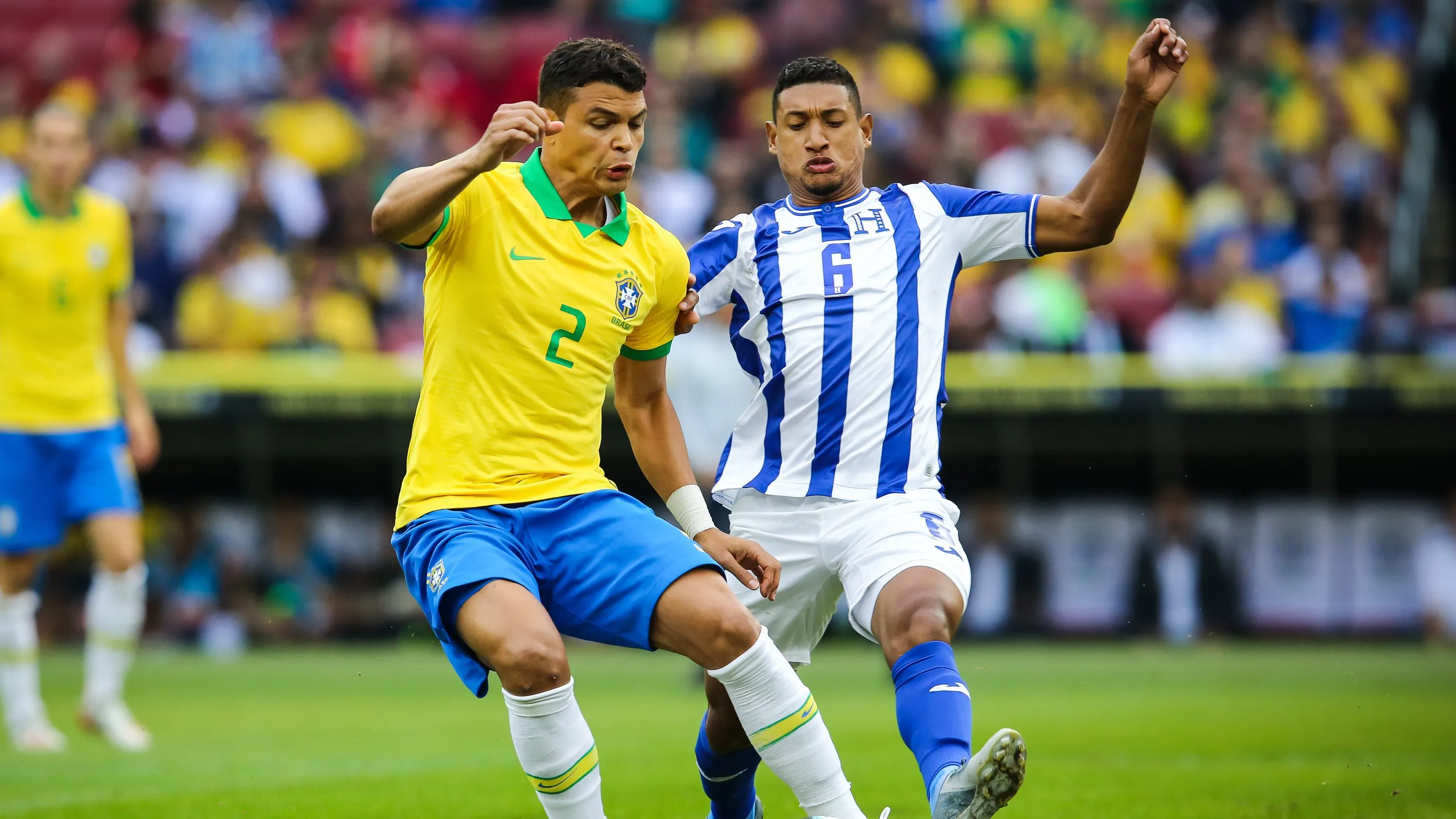 Thiago Silva em ação pela Seleção,  medalhão se destaca na Europa –  Foto: Pedro H. Tesch/AGIF