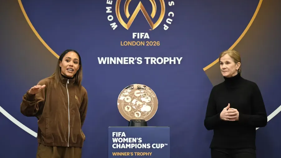 Alex Scott e Jill Ellis durante evento da FIFA