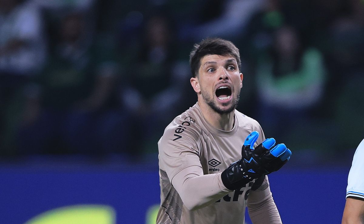Grêmio rescinde com Tiago Volpi, Jemerson e Carballo, e faz faxina no elenco com 16 saídas