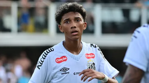 Robinho Jr não deve sair agora do Santos.
