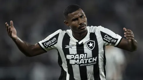 Lateral tem o futuro incerto – Foto: Jorge Rodrigues/AGIF.
