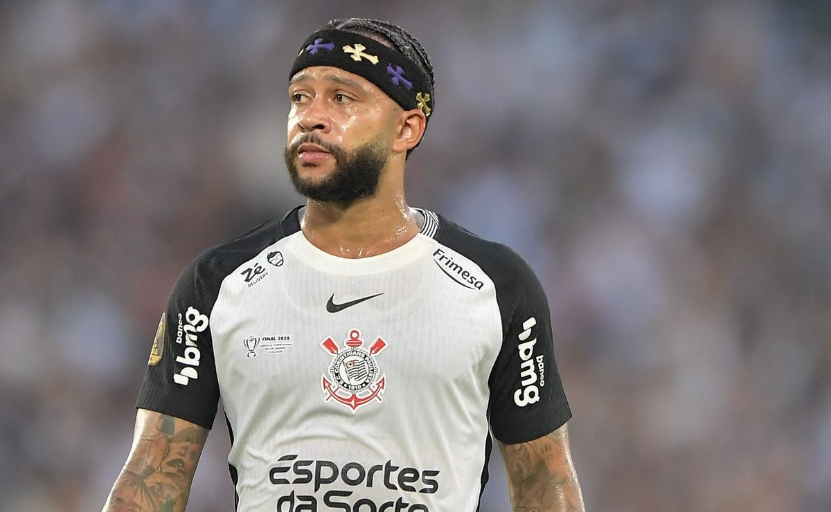 Memphis Depay treina pela primeira vez com o elenco do Corinthians após lesão, e alimenta expectativa de volta