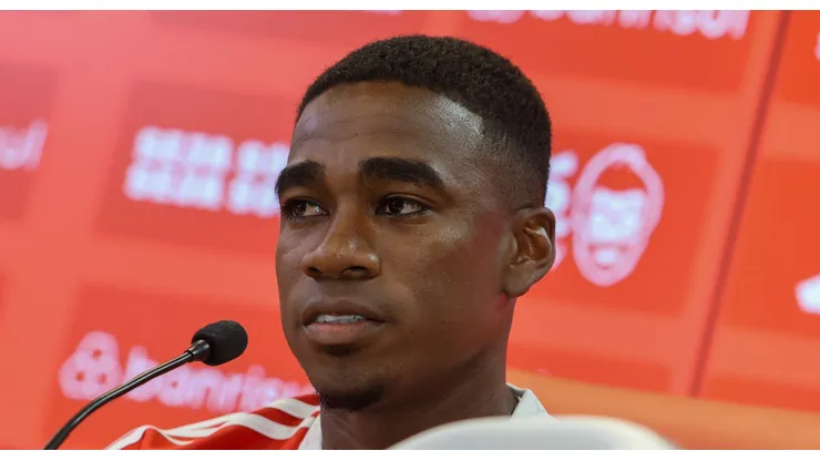Félix Torres em apresentação de entrevista coletiva no Estádio Beira-rio (Foto: Ricardo Duarte/Internacional)
