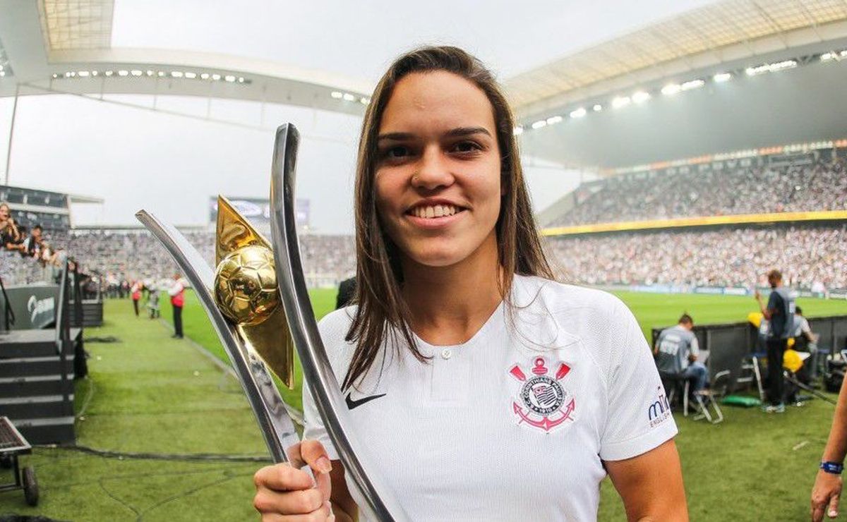 Ana Vitória compara futebol feminino do Brasil e da Europa em apresentação no Corinthians