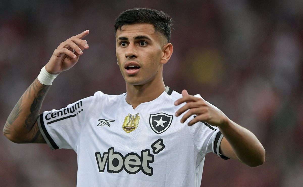 Botafogo fecha acordo por David Ricardo com o Dínamo de Moscou e negociação fica em R$ 37 milhões