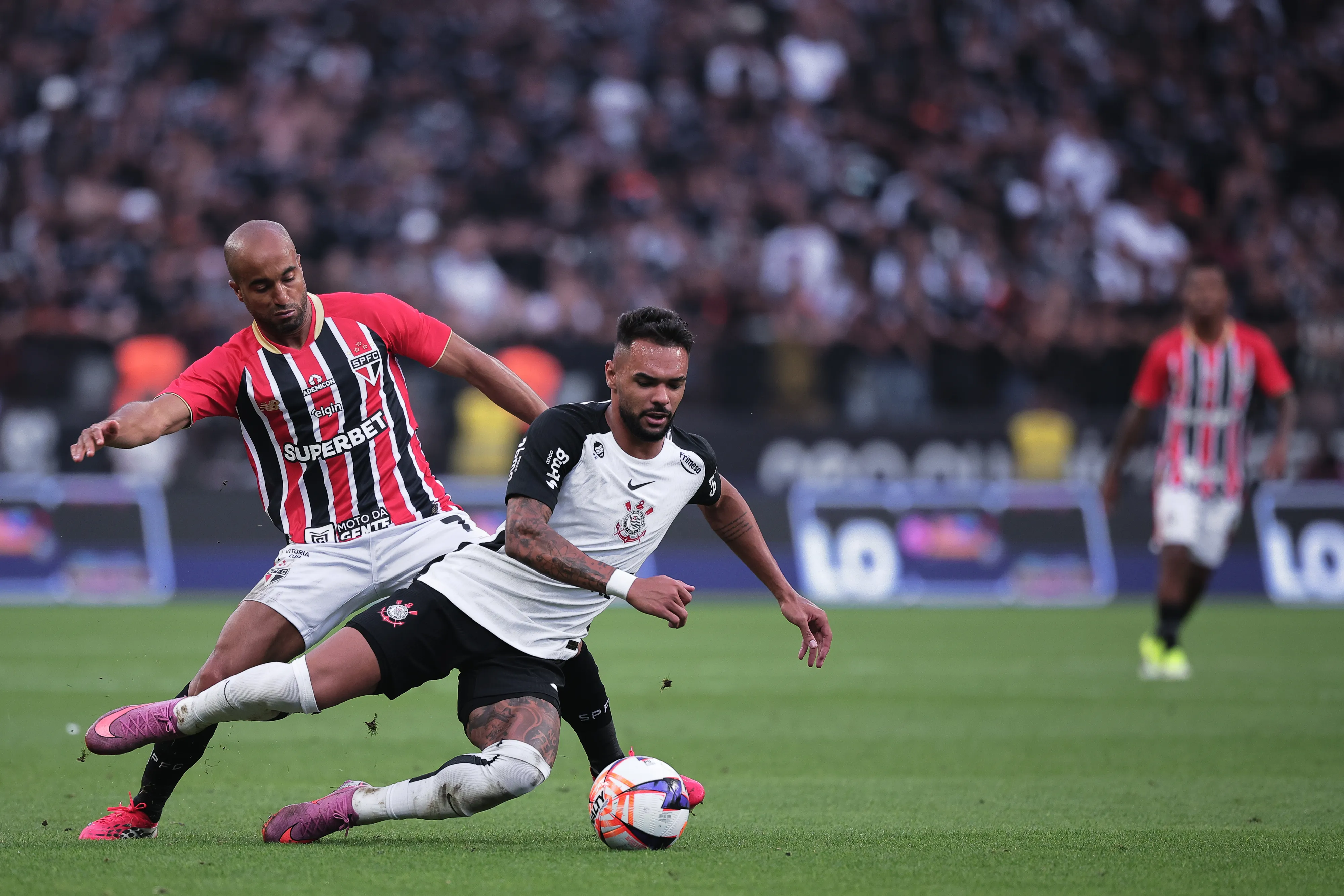 Raniele jogador do Corinthians disputa lance com Lucas jogador do Sao Paulo durante partida no estadio Arena Corinthians pelo campeonato Paulista 2026. Foto: Ettore Chiereguini/AGIF