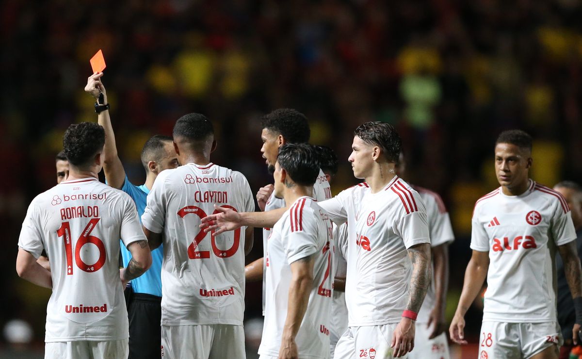 Internacional pode ter lista de dispensa com 12 jogadores no fim do ano, com Rochet, Mercado, Bruno Henrique e +9
