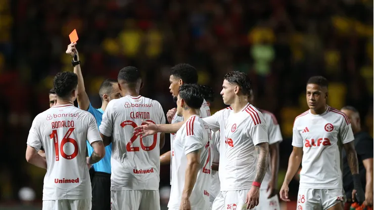 Jogadores do Internacional em partida do Brasileirão