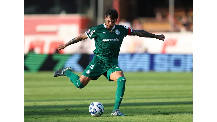 SAO PAULO, BRAZIL - OCTOBER 05: Gustavo Gomez of Palmeiras controls the ball during a Brasileirao 2025 match at Morumbis Stadium on October 05, 2025 in Sao Paulo, Brazil. (Photo by Alexandre Schneider/Getty Images)