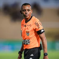 Jogadores do Palmeiras pedem pênalti em Allan, contra o Novorizontino