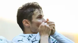Raphael Veiga beijando a camisa do Palmeiras