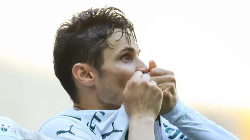 Raphael Veiga beijando a camisa do Palmeiras
