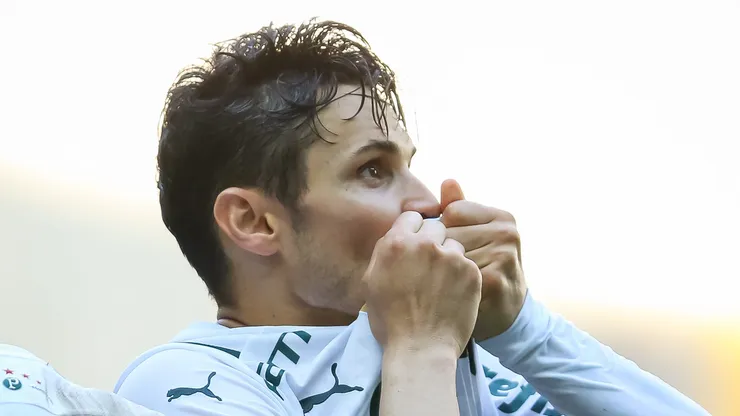 Raphael Veiga beijando a camisa do Palmeiras
